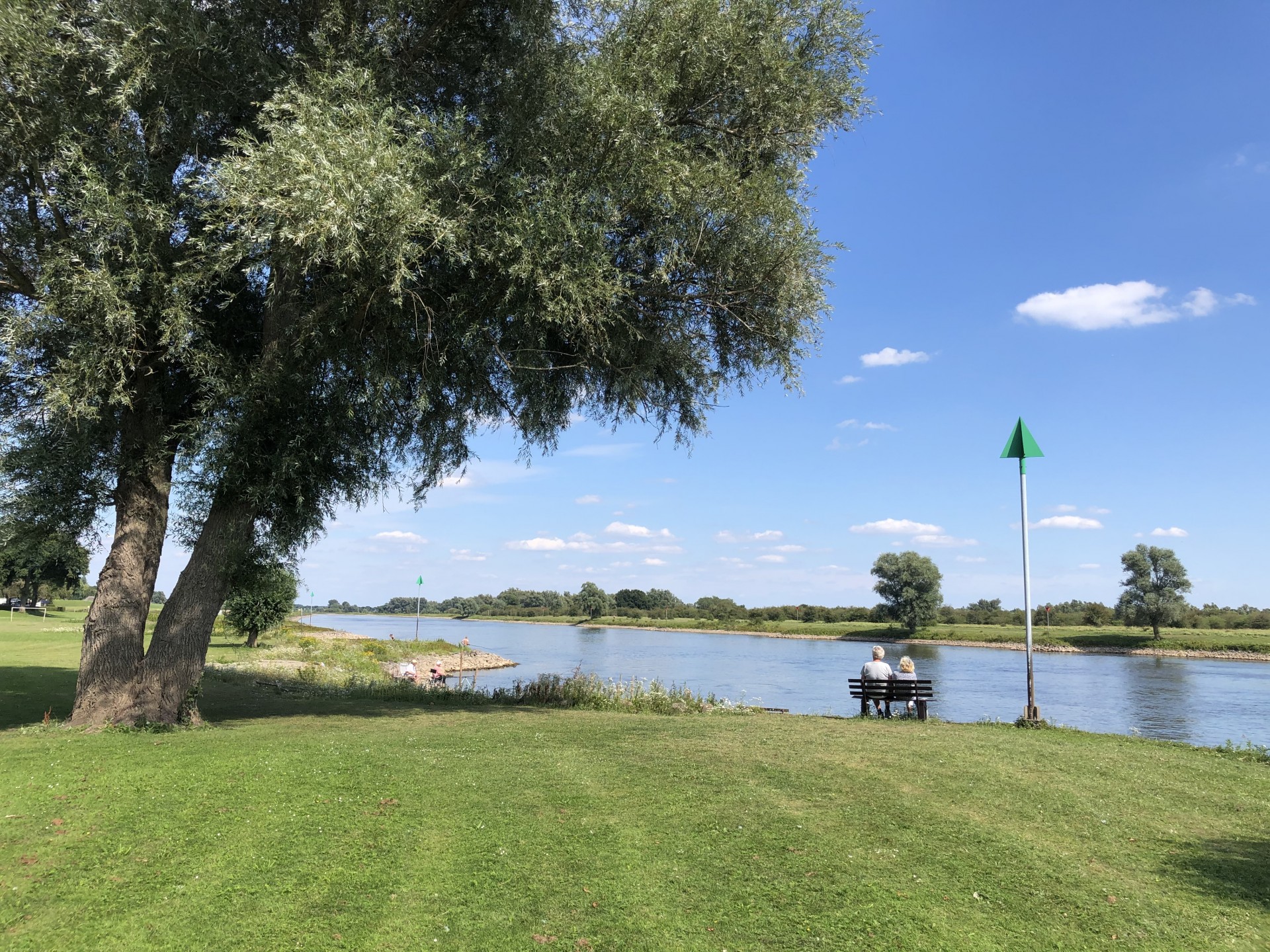 Zitten op een bankje aan de IJssel bij camping IJsselhoeve in Veessen