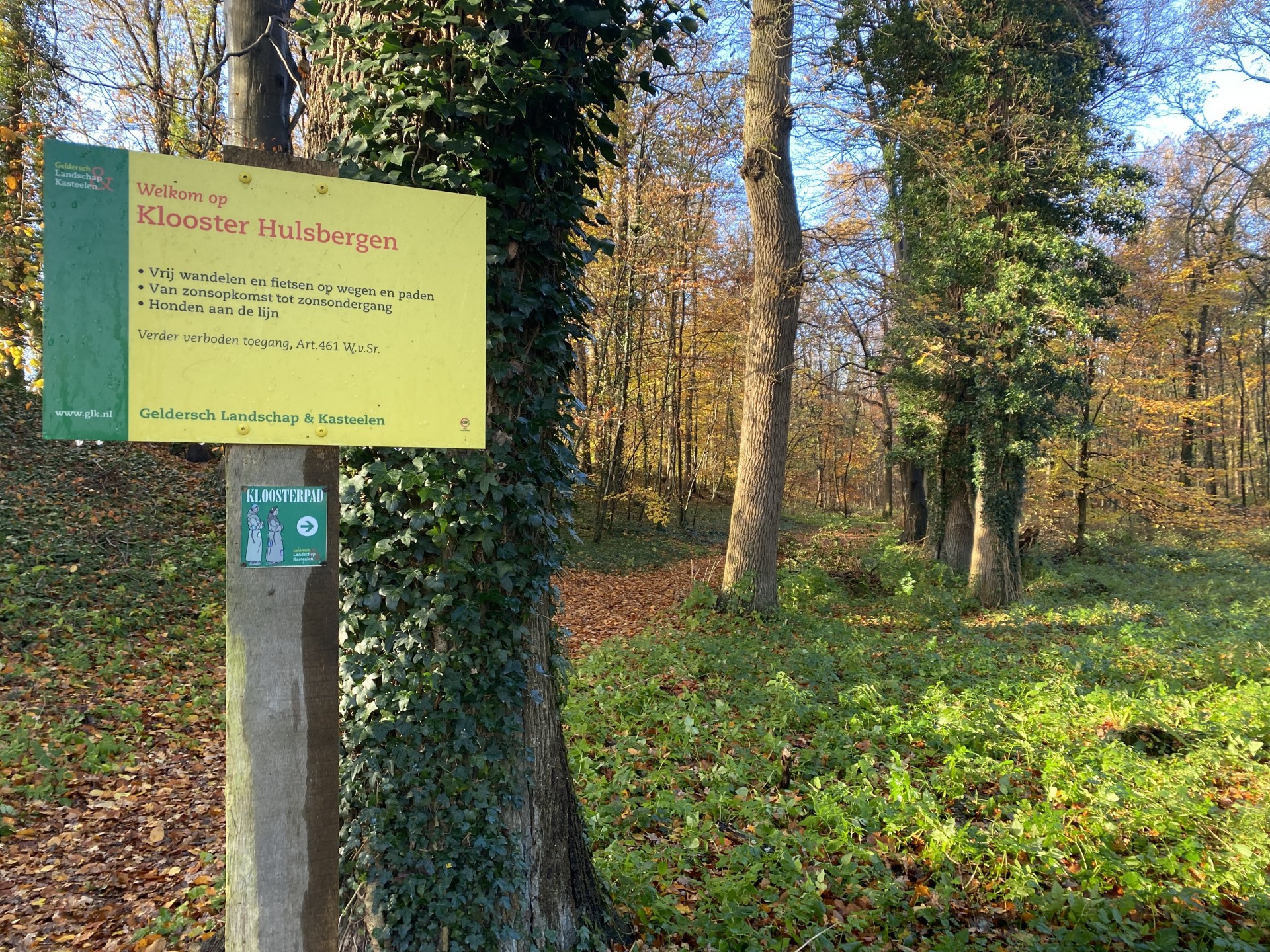 Wandeling Klooster Hulsbergen van 3,5 km wordt aangegeven met groene bordjes met kloosterlingen
