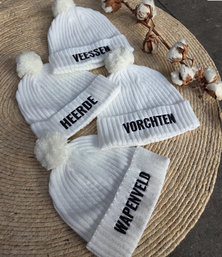 Muts wit met pompon Veessen afbeelding